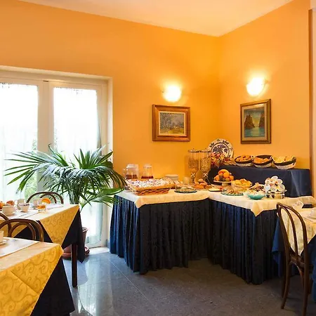 Ivonne Garni Hotel
